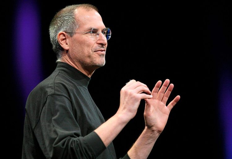 Steve Jobs steht auf einer Bühne und hält eine Produktpräsentation
