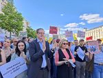 Erneut Tausende bei Protesten gegen Budgetkürzungen an Unis Laut ÖH demonstrierten am Mittwoch in Wien rund 28.000 gegen die Budgetkürzungen. Am Donnerstag gab es weitere Demos in Klagenfurt, Graz, Salzburg und Linz