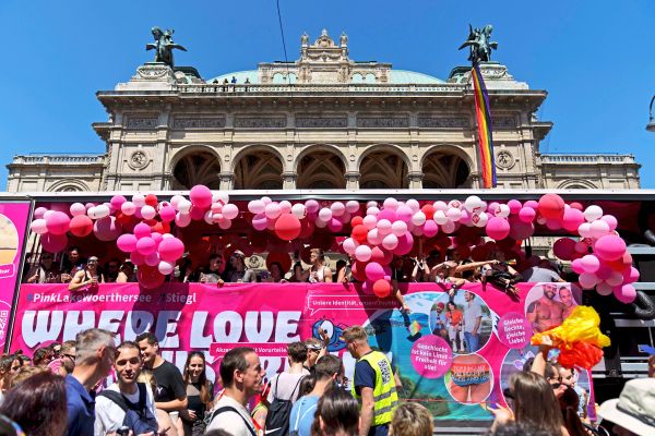 FP-Politiker-sinniert-ber-sterreichisches-Pride-Verbot