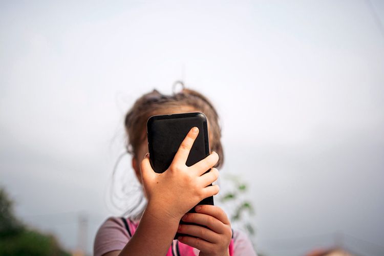 Kind Handy Ferien Bildschirmzeit Jugendliche Smartphone