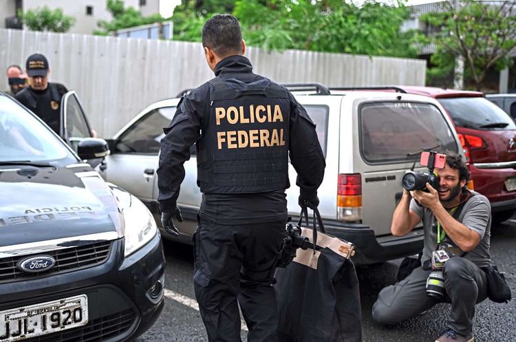 Polizeikräfte verlassen nach der Razzia das Haus des früheren Sicherheitsministers Augusto Heleno.