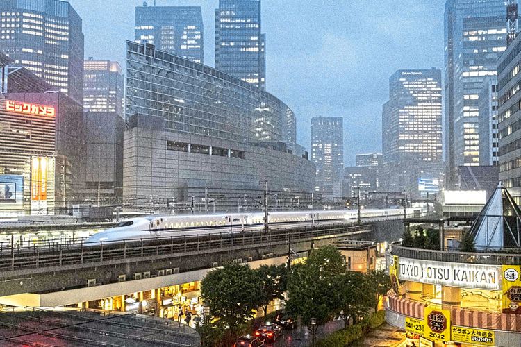 Ein Shinkansen, ein Hochgeschwindigkeitszug, verlässt Tokio