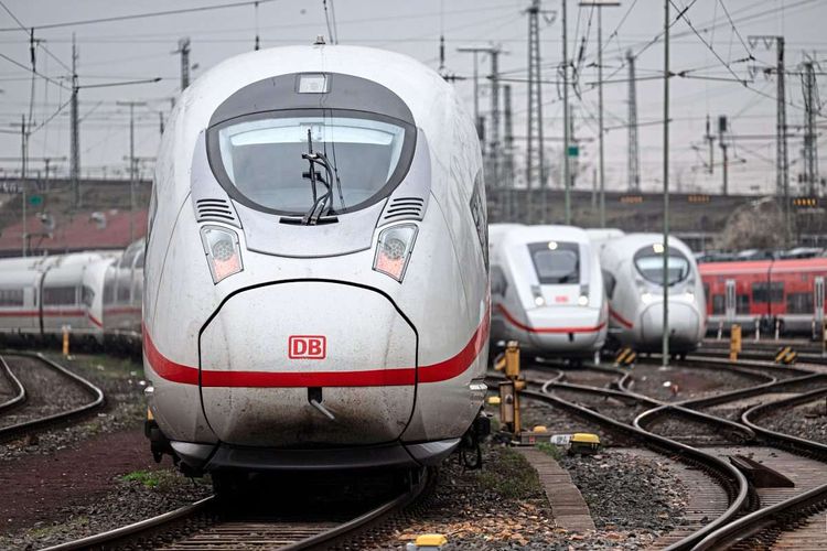 ICE-Züge der Deutschen Bahn auf Abstellgleisen.