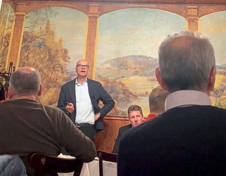 Still aus einem Video von France Télévisions, FPÖ-Stammtisch mit Harald Stefan und Markus Tschank.