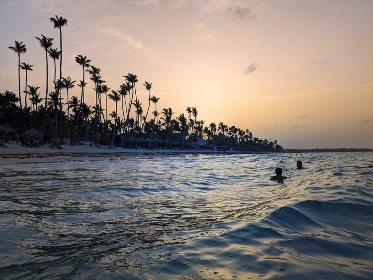 Das Bild zeigt den Strand von Bavaro in der Dominikanischen Republik während des Sonnenuntergangs.
