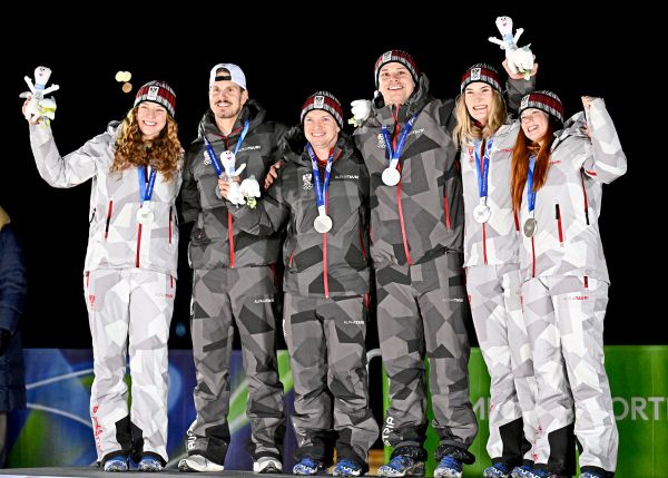 rodelteam-holt-mit-silber-im-staffelbewerb-die-vierte-olympiamedaille