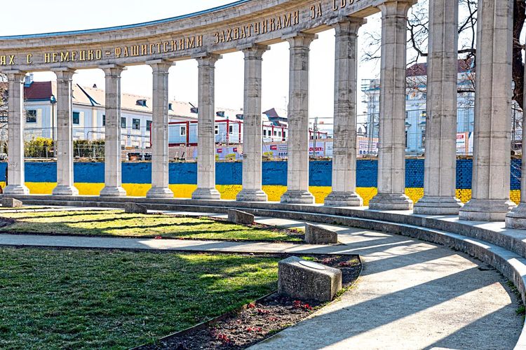 Die Mauer am Palais Schwarzenberg in ukrainischen Farben, davor das Denkmal der Roten Armee.