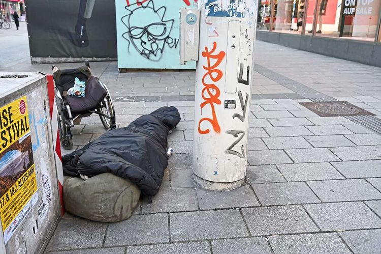 Ein Obdachloser auf der Mariahilfer Straße in Wien