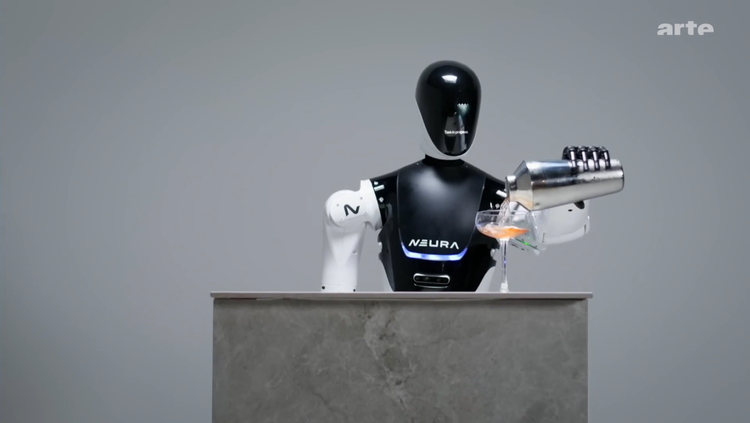 Ein menschenähnlicher Roboter steht hinter einer Theke und schenkt einen orangen Cocktail in ein Glas ein.