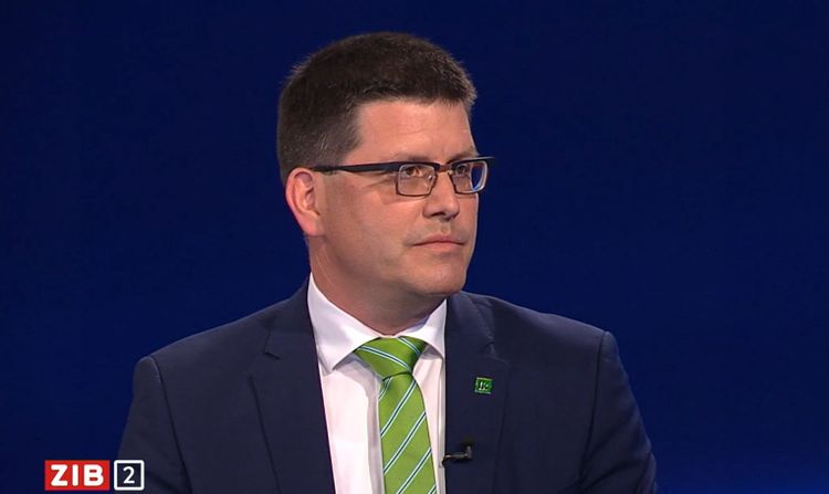 Lorenz Mayr, Vizepräsident der Landwirtschaftskammer Niederösterreich, sitzt im Studio der 