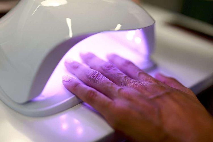 Gel-Nagellacke sollen mithilfe von UV-Licht schnell und gleichmäßig trocknen