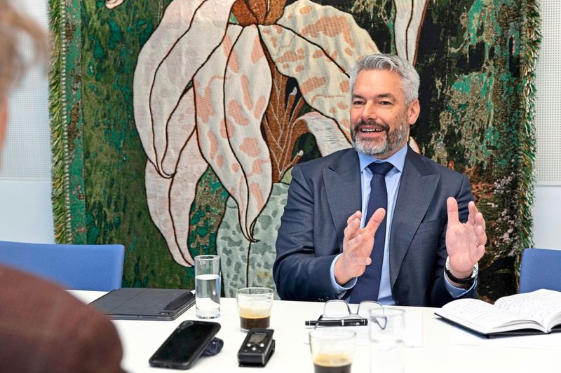 Ex-Kanzler Nehammer: "Um die Ukraine wird ein Wettbewerb laufen"