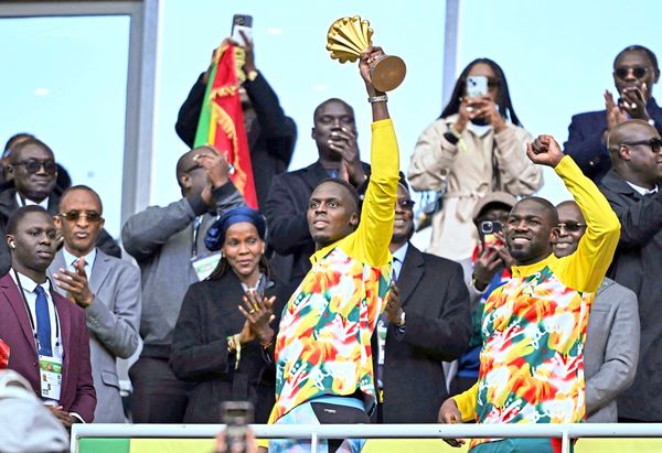 Senegal-lie-sich-in-Paris-trotz-Aberkennung-des-Afrikacup-Titels-mit-der-Troph-e-feiern