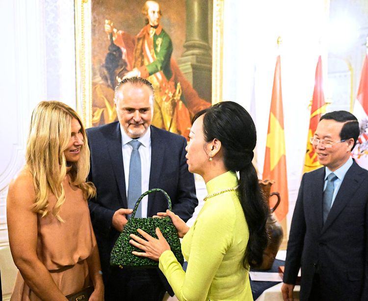 Die Ehegattin des vietnamesischen Präsidenten überreicht eine Handtasche an die Ehegattin des burgenländischen Landeshauptmannes.