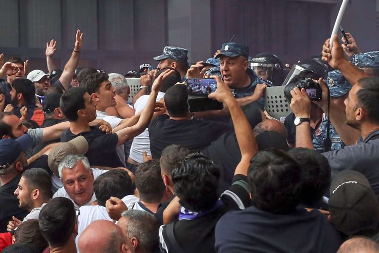 Konfrontation zwischen Demonstrierenden und der Polizei in Jerewan