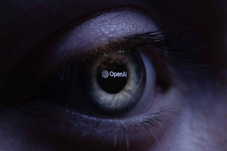 Das Bild zeigt ein Auge, in dem sich das Logo von OpenAI spiegelt
