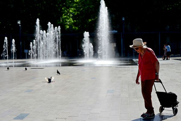 Alkoholverbot-Schulschlie-ungen-gestrichene-Z-ge-Wie-Europa-auf-die-Hitzewelle-reagiert