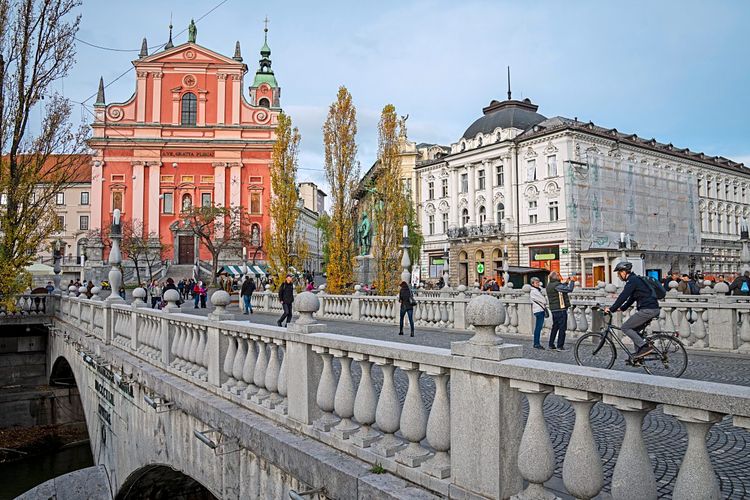 Die slowenische Hauptstadt ist eine der grünsten Städte Europas und dank ihres autofreien Zentrums und ihrer freundlichen Einwohner auch eine der lebenswertesten. Mit Einflüssen aus den Nachbarländern Italien, Österreich, Ungarn und Kroatien und einer neuen Generation von Köchen, die sich auf lokale Erzeuger und nachhaltige Anbaumethoden konzentrieren, entwickelt sich Ljubljana aktuell auch zu einem Ziel für Feinschmecker.