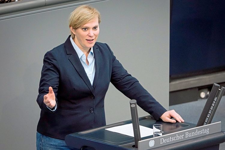 Die Bundestagsabgeordnete Nina Stahr spricht im Bundestag.