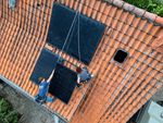 Wer Strom am Dach selbst erzeugt und ins Netz einspeist, soll künftig Netzgebühr zahlen