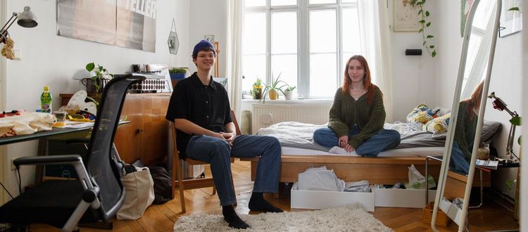 Franziska Weber und Paul Dittmann in der Wohnung in der Hollandstraße.