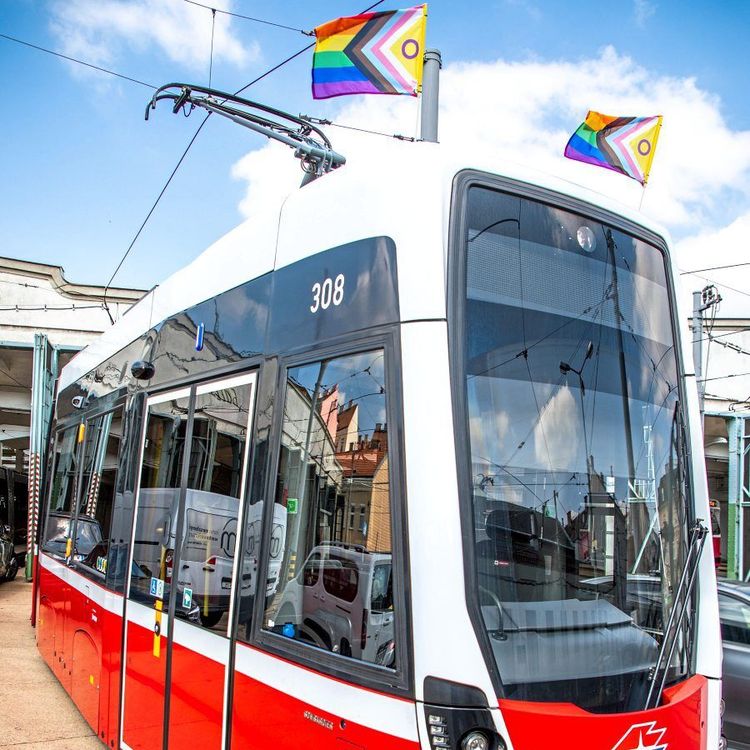 Wiener Linien, Straßenbahn, öffentliche Verkehrsmittel, Pride Month, Regenbogenflagge, Progressive Flag