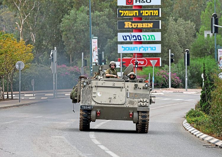 Israelische Soldaten in einem gepanzerten Fahrzeug.