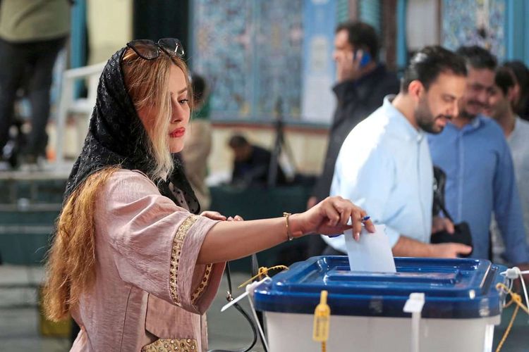 Iranische Frau gibt ihre Stimme in Teheran ab.