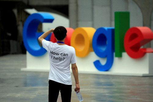 Person vor dem Google-Logo in Shanghai
