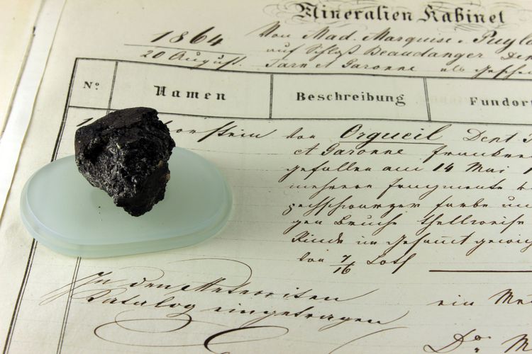 Fragment des Orgueil-Meteoriten im Naturhistorischen Museum Wien NHM.