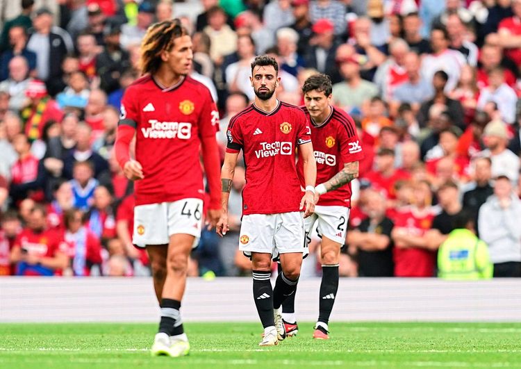 Drei enttäuschte Spieler von Manchester United, darunter Bruno Fernandes.