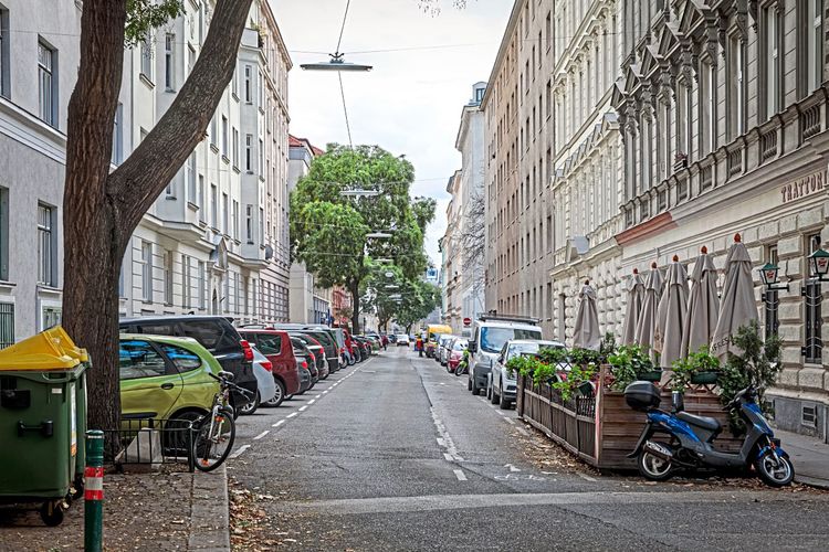 Ein zugeparkte Straße in Wien.