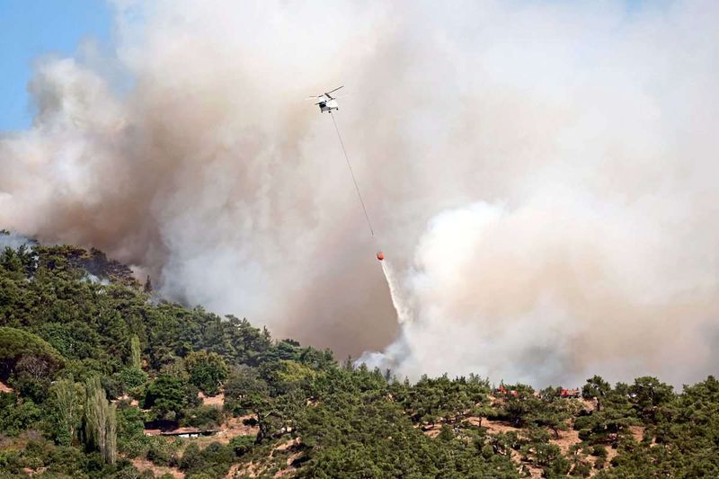 Waldbrände in der Türkei: Feuerwehreinsatz bei Izmir dauert an