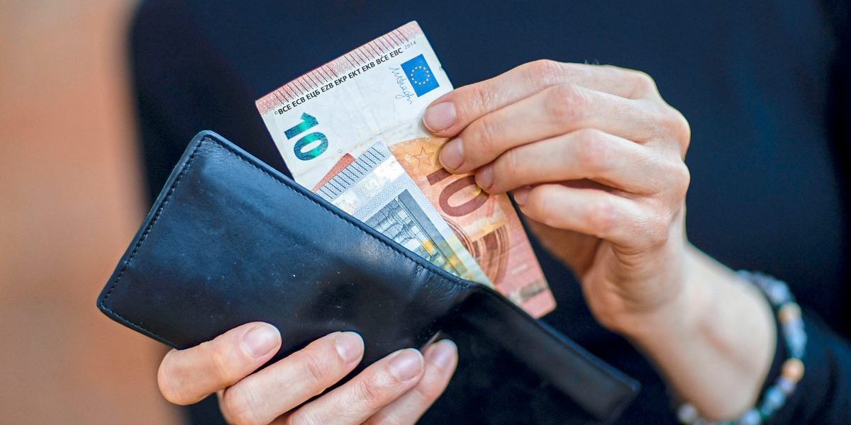 Hoffnungslos überschuldet: Zinsen, Inkassokosten treiben Schulden in lichte Höhen - Vimarsana News
