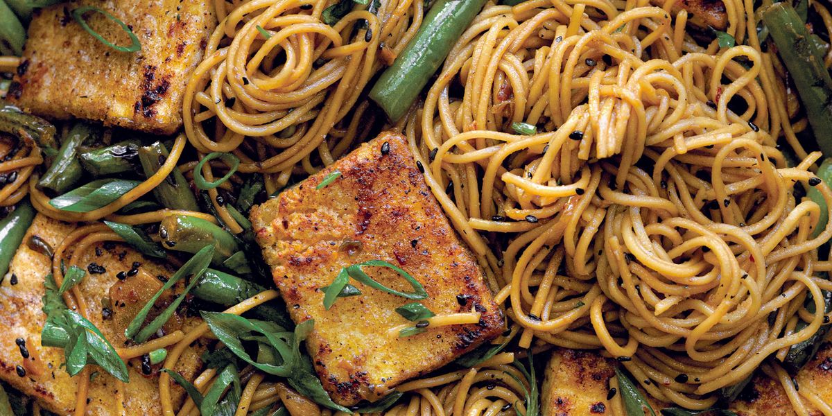 Nudel-Stir-Fry mit Salz-Pfeffer-Tofu