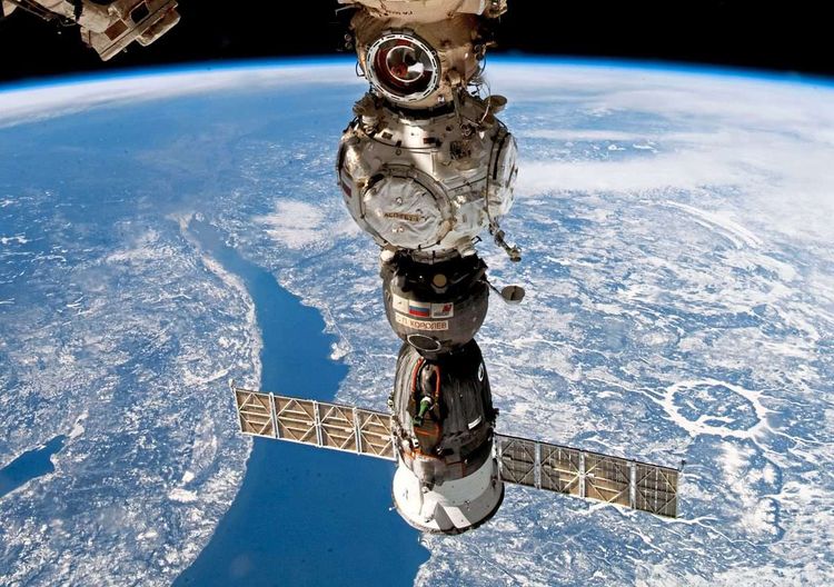 Ein Teil der ISS, mit der Erde im Hintergrund