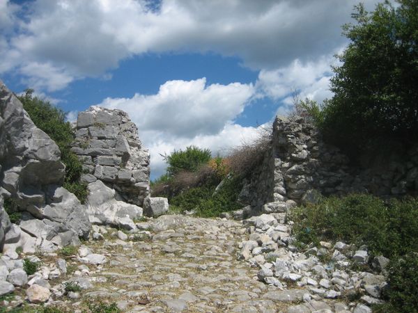 Eine-Priesterkommune-im-Hochland-Nordalbaniens