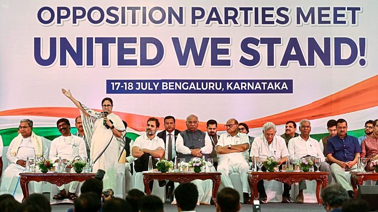 Das Treffen in Bengaluru im südindischen Karnataka war gut besucht. Mamata Banarjee, Rahul Gandhi, Mallikarjun Kharge – die wichtigsten Oppositionsführer und -führerinnen Indiens waren anwesend.