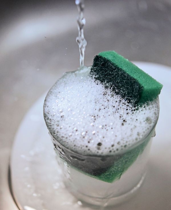 Abwasch-per-Hand-setzt-tonnenweise-Mikroplastik-frei