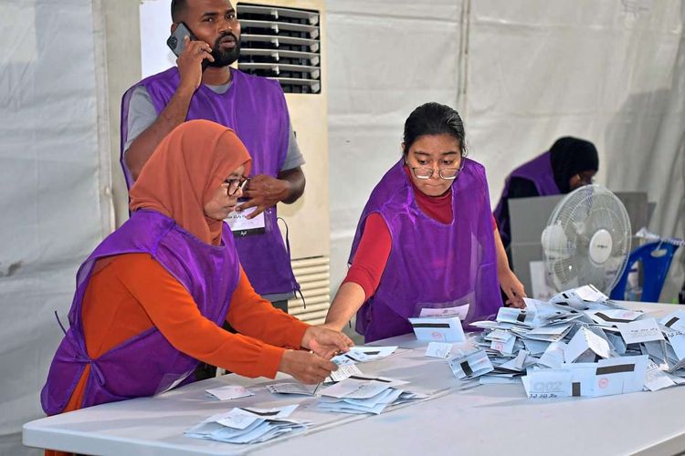 Stimmenauszählung bei Parlamentswahlen auf Malediven.