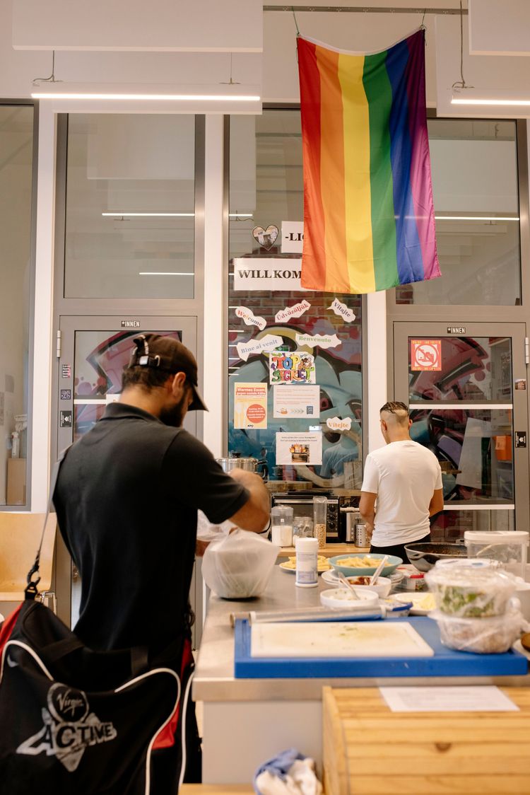 Tageszentrum für obdachlose Menschen mit großer LGBTQ-Flagge