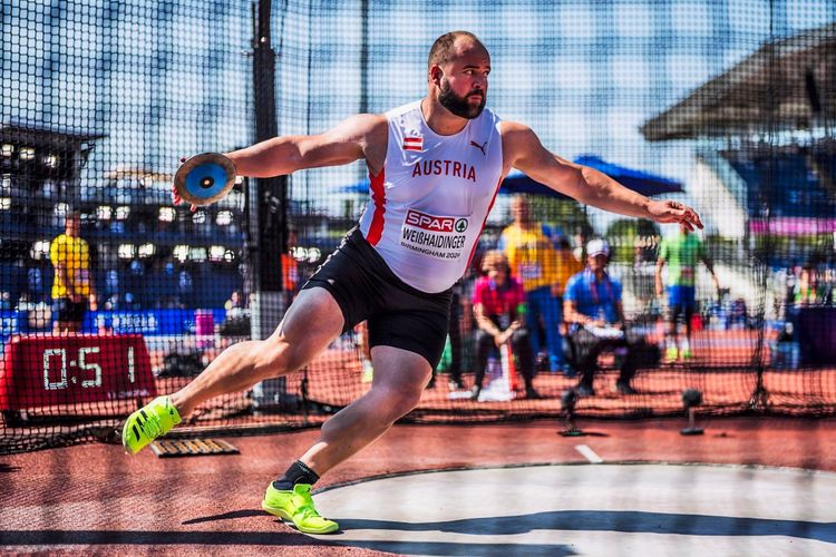 Ein Leichtathletik-Diskuswerfer in Aktion während der Europameisterschaften 2026 in Birmingham. Der Athlet trägt ein Trikot mit der Aufschrift 