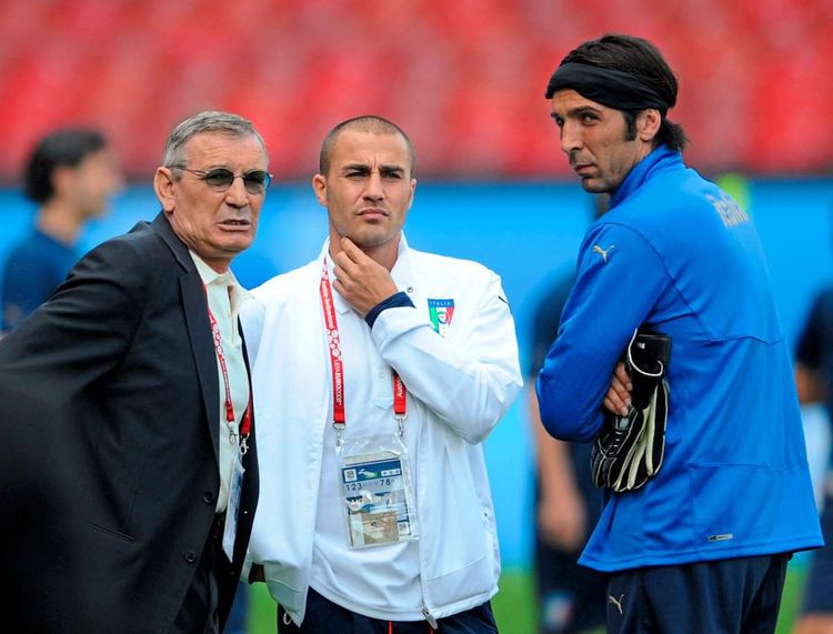 Luigi 'Gigi' Riva im Gespräch mit Fabio Cannavaro und Gianluigi Buffon (von links nach rechts) bei der EM 2008.