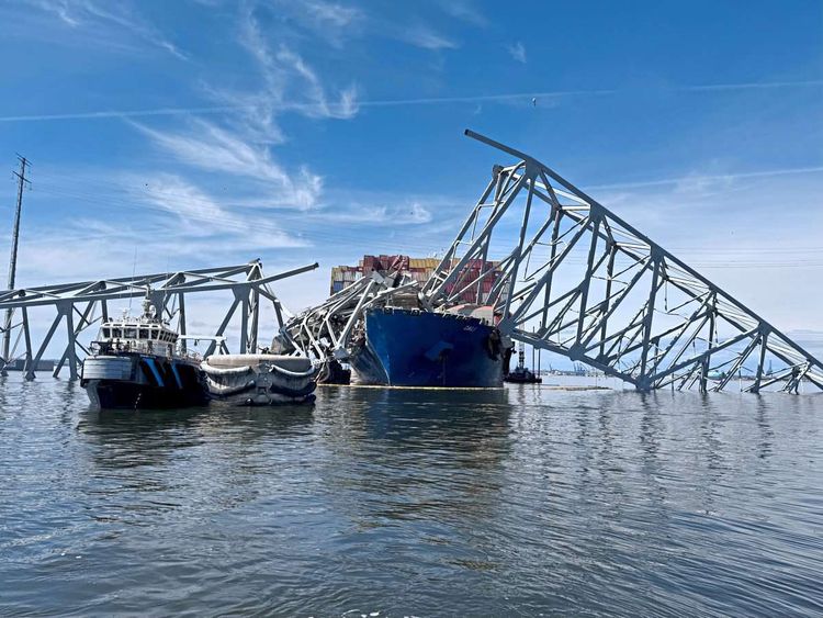 Schiff mit Brückentrümmern überdeckt. 