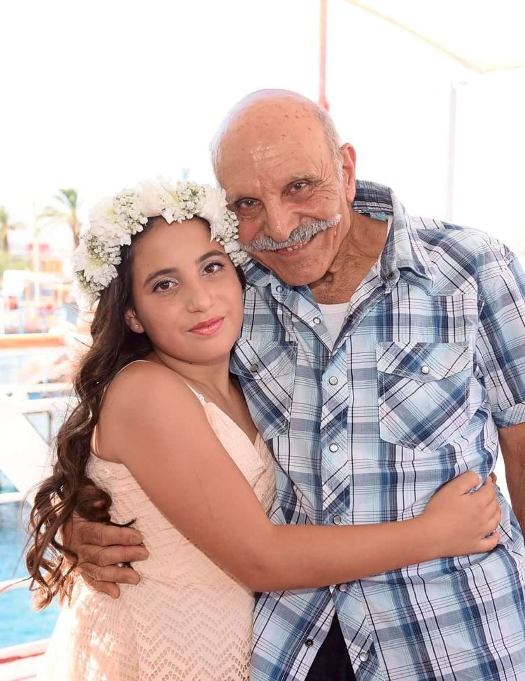 Noam Safir mit ihrem Großvater Schlomo Mantzur in früheren, glücklicheren Zeiten.
