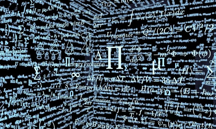 Schwarze Tafel voller mathematischer Formeln, Symbole und Gleichungen, die dicht und komplex dargestellt sind.