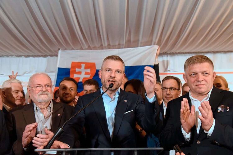 Peter Pellegrini (Mitte) kann in der Slowakei über einen klaren Wahlsieg jubeln – flankiert von Premier Robert Fico (rechts) und Ex-Präsident Ivan Gašparovič (links).