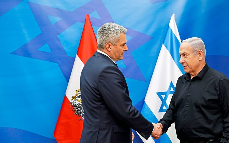 Nehammer und Netanjahu schütteln einander die Hände