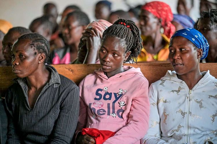 Frauen in Reihe bei Anhörung zu FGM