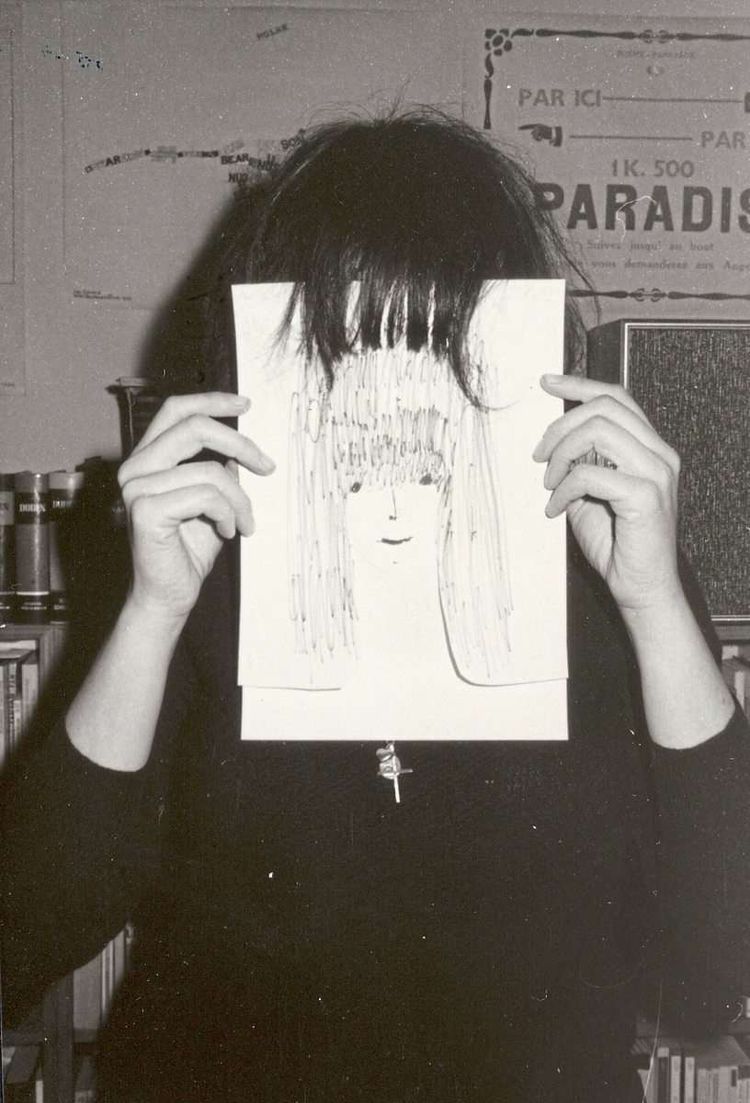 Friederike Mayröcker mit einem gezeichneten Selbstporträt.